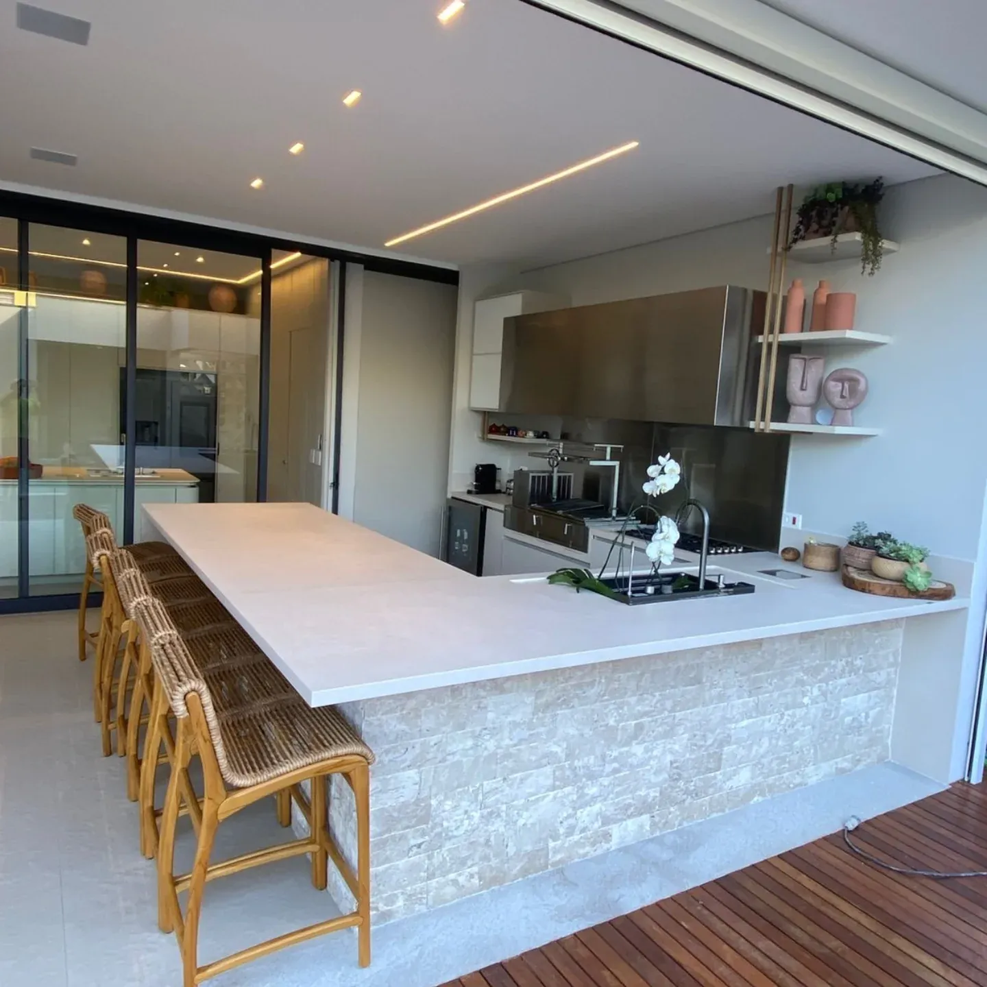 Área gourmet com bancada longa em lâmina ultracompacta